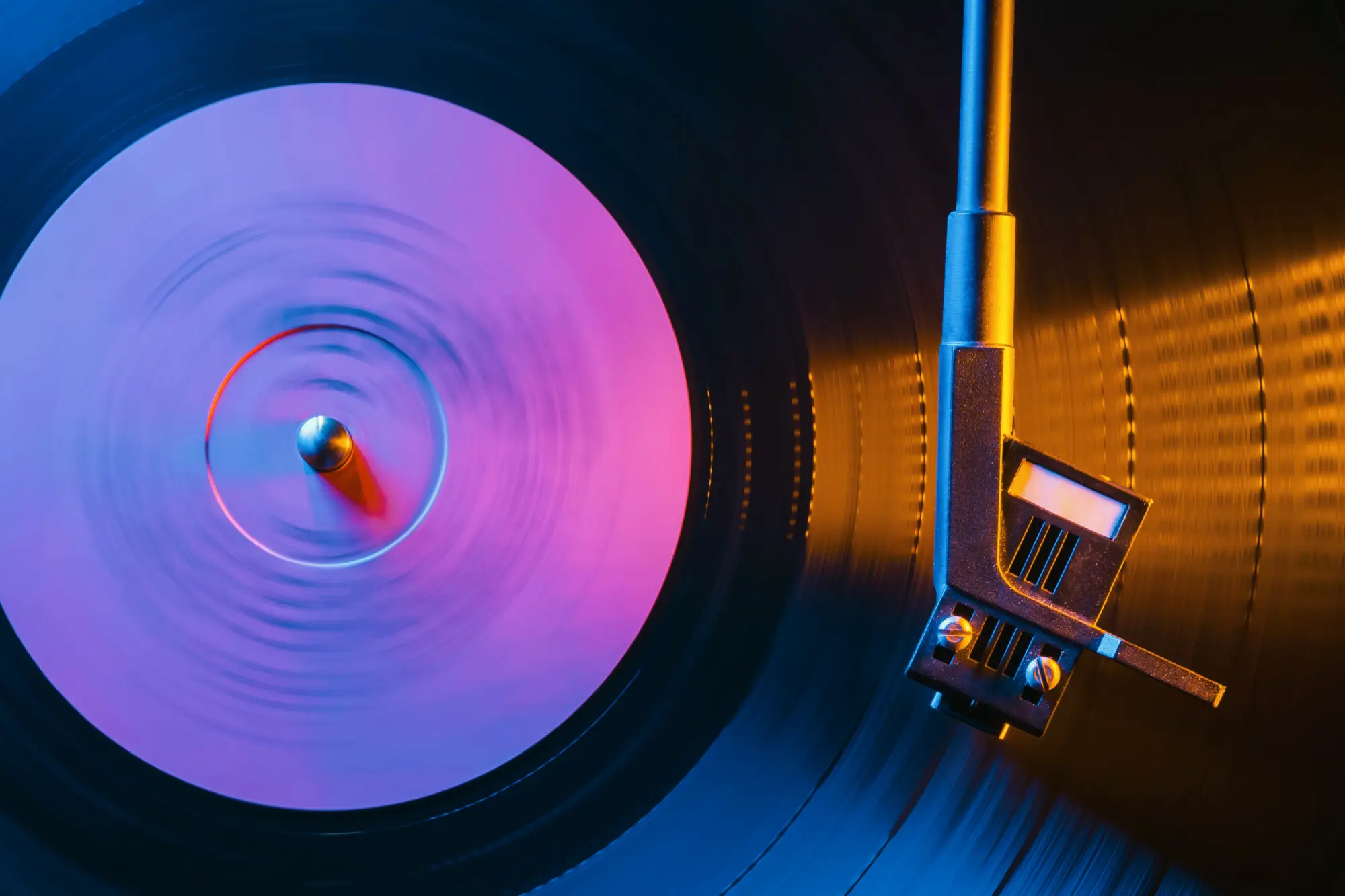 Larel Hi-Fi - Foto di un giradischi in stile retrò che fa girare un vinile
